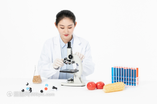 女性生物学家用显微镜检测食品安全